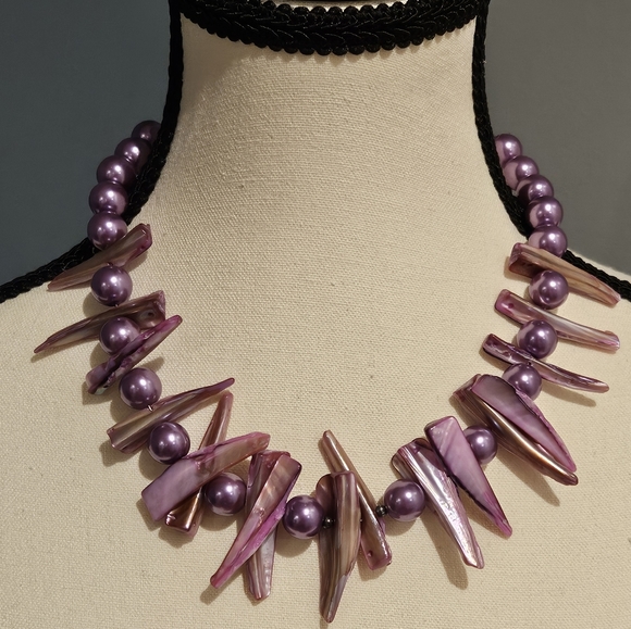 Purple cultured pearl stand with baroque shaped freshwater pearls - Picture 1 of 5